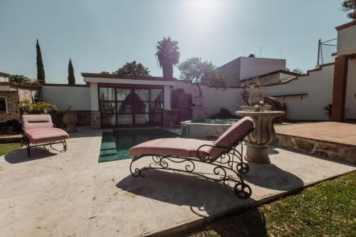Un banco junto a una fuente en un patio. en Quinta Tere Country House, en Tesistán