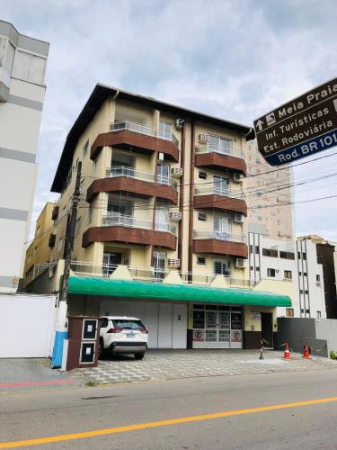 un bâtiment avec une voiture garée devant dans l'établissement Apartamento de 35 m2 em Itapema, à Itapema