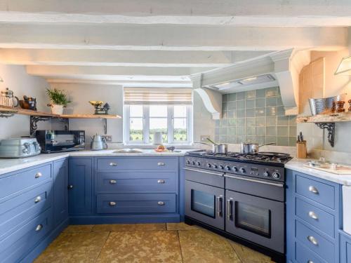 Η κουζίνα ή μικρή κουζίνα στο 4 Bed in Redlynch 82799