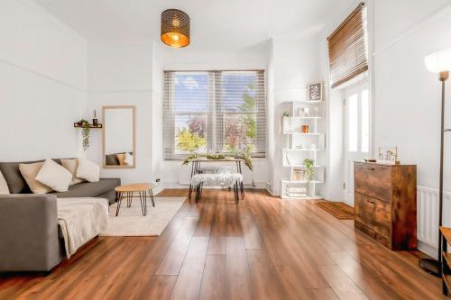 a living room with a couch and a table at Stylish 1BR Flat-Terrace-Free Parking-Rail Station in Croydon