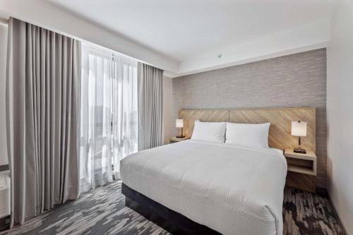 Postel nebo postele na pokoji v ubytování Sandman Signature Dallas Las Colinas Hotel & Suites