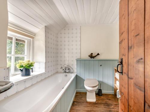 Ένα μπάνιο στο 3 Bed in Aberaeron 55308