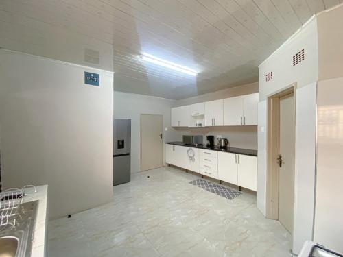 Kuchyň nebo kuchyňský kout v ubytování Meanwood Ndeke Lusaka Airport Apartments by Cozy Stead