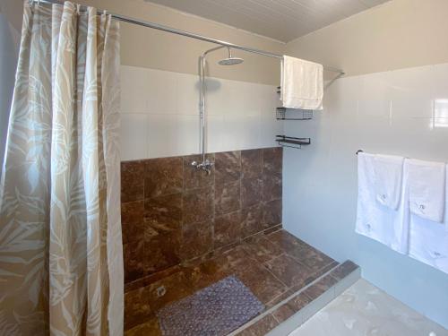 Koupelna v ubytování Meanwood Ndeke Lusaka Airport Apartments by Cozy Stead