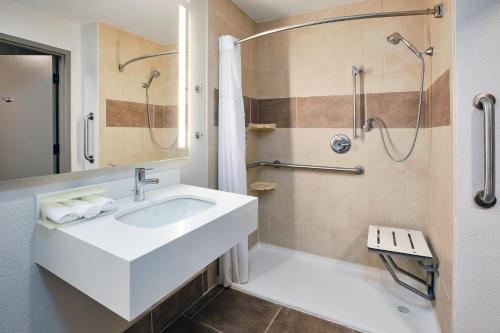 Ένα μπάνιο στο Holiday Inn Express Silver City by IHG