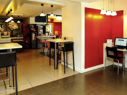 ibis Lyon Est Beynostにあるキッチンまたは簡易キッチン