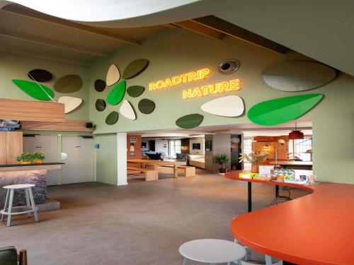 a restaurant with a cafeteria maintenance sign on the wall at IBIS STYLES Rouen Parc Expos Zenith in Saint-Étienne-du-Rouvray