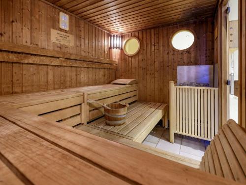 a wooden sauna with a bucket in it at Mercure Hotel Duisburg City in Duisburg