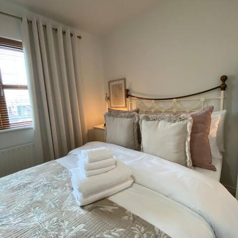 Una cama o camas en una habitación de Ballina B&B