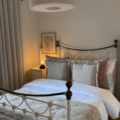 Una cama o camas en una habitación de Ballina B&B