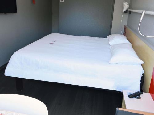 Ein Bett oder Betten in einem Zimmer der Unterkunft ibis Saintes