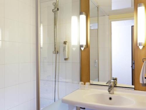 a bathroom with a shower and a sink at ibis Paris la Défense Esplanade in Courbevoie