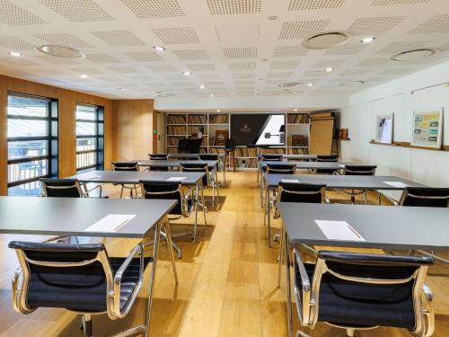 an empty classroom with tables and chairs at Novotel Paris Les Halles in Paris
