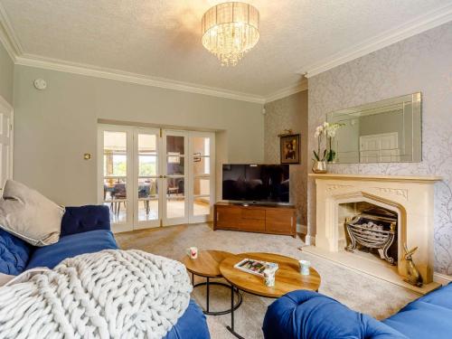 Μια τηλεόραση ή/και κέντρο ψυχαγωγίας στο 5 bed property in Durham 85257