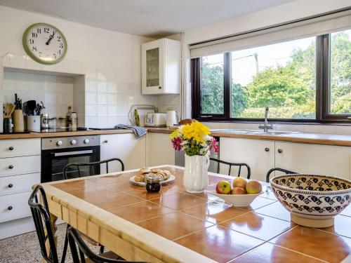 Η κουζίνα ή μικρή κουζίνα στο 2 Bed in Gower 62019