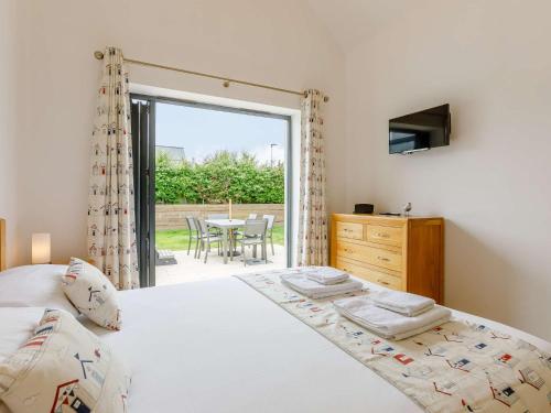Postel nebo postele na pokoji v ubytování 3 Bed in Westward Ho 75539