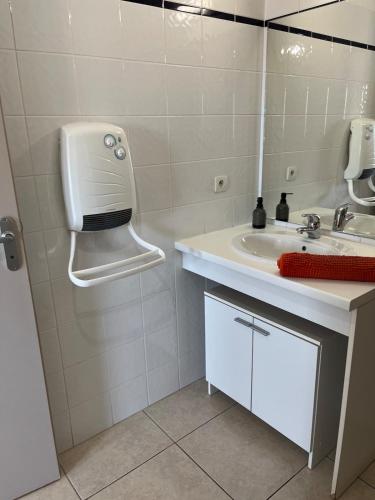 Η κουζίνα ή μικρή κουζίνα στο F2 moderne, proche gare, terrasse et parking prive