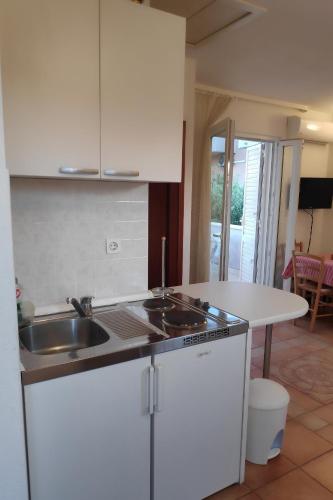 Apartments with swimming pool Mavarstica, Ciovo - 2053