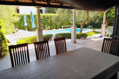 Apartments with swimming pool Mavarstica, Ciovo - 2053