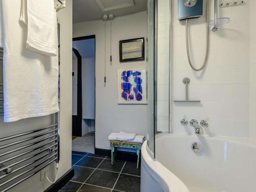 Ένα μπάνιο στο 1 Bed in Bridport 89687