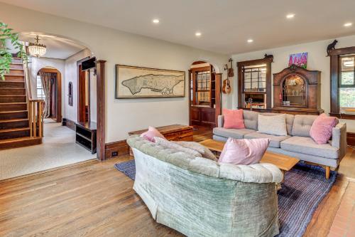 Ruang duduk di Easy Train Access to NYC! Elegant Family Retreat