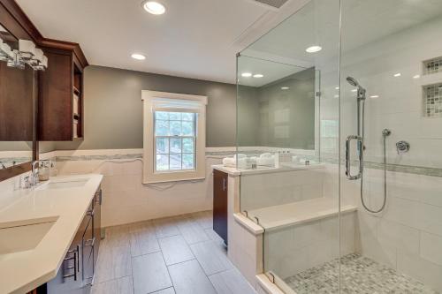 Bilik mandi di Easy Train Access to NYC! Elegant Family Retreat