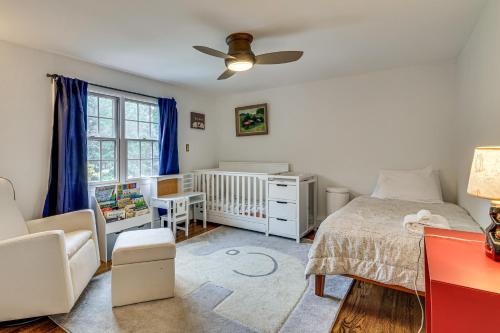 Katil atau katil-katil dalam bilik di Easy Train Access to NYC! Elegant Family Retreat