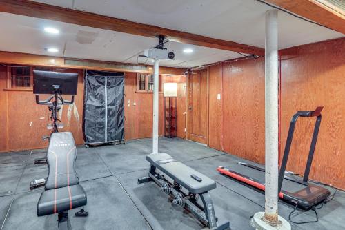 Pusat kecergasan dan/atau kemudahan kecergasan di Easy Train Access to NYC! Elegant Family Retreat