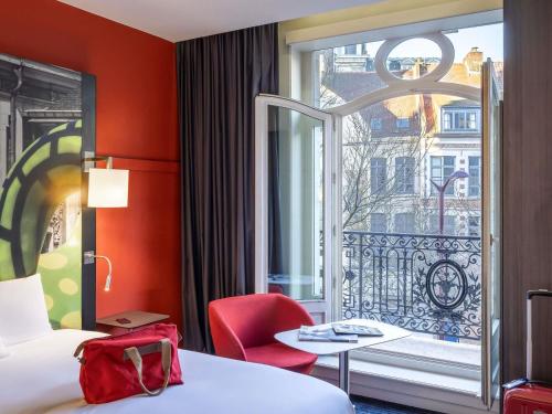 une chambre d'hôtel avec un lit et une fenêtre dans l'établissement Mercure Lille Centre Grand Place, à Lille