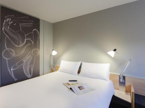 Postel nebo postele na pokoji v ubytování Ibis Bourges Centre, Hôtel Restaurant