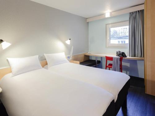 Postel nebo postele na pokoji v ubytování Ibis Bourges Centre, Hôtel Restaurant