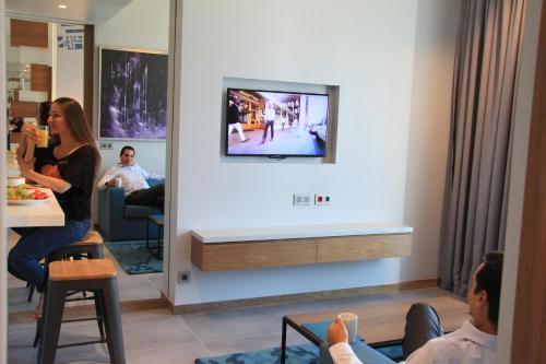 Una televisión o centro de entretenimiento en The Key Beirut