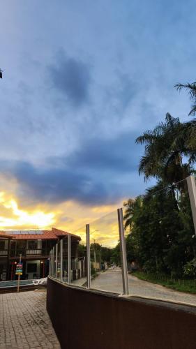 a street with a building and a palm tree at Hotel Porto Brasilia in Porto Seguro