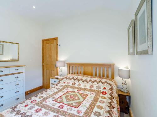Postel nebo postele na pokoji v ubytování 3 Bed in Rowlands Gill 86802