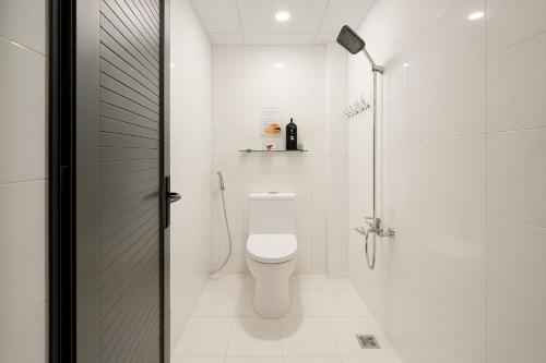 un bagno bianco con wc e doccia di Nhà Nghỉ Xuân Lan a Can Tho