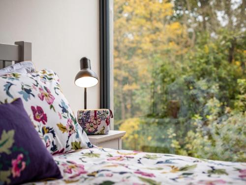 Ένα ή περισσότερα κρεβάτια σε δωμάτιο στο 2 Bed in Brecon 59734
