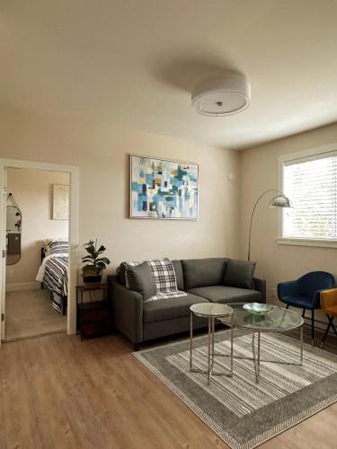 Posezení v ubytování Oceana Retreat Cozy 1BR with Outdoor Oasis