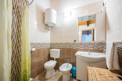 Bilik mandi di Apartments with WiFi Silba - 17603