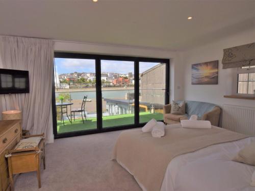a bedroom with a large bed and a large window at 3 Bed in Bideford 79552 in Bideford