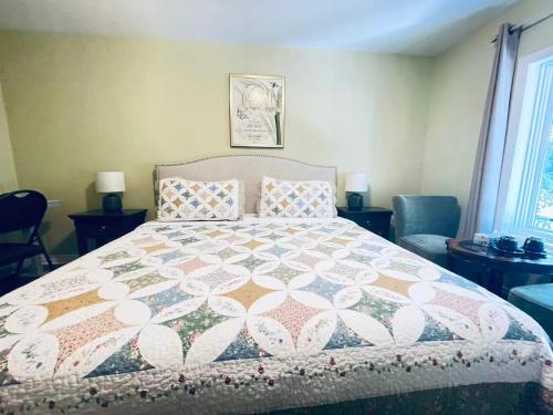 Ένα ή περισσότερα κρεβάτια σε δωμάτιο στο Butterfly Manor