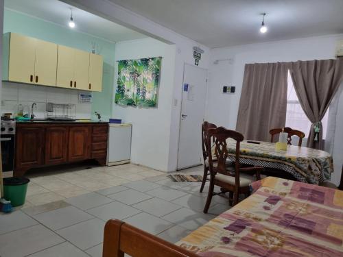 cocina con mesa, sillas, mesa y mesa en Turismo Jaris, en San José