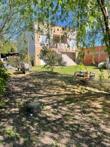 un parque con un banco de picnic y un edificio en Turismo Jaris, en San José