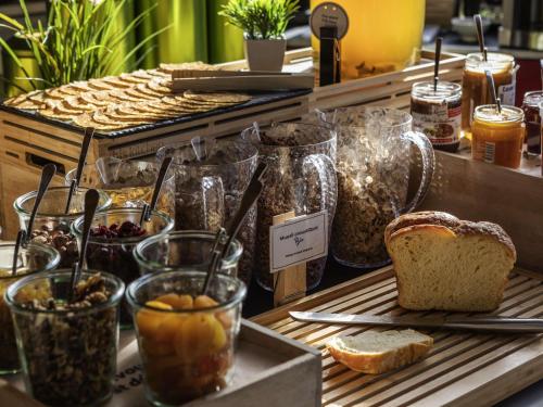 een buffet met veel potten met eten en brood bij ibis Saint-Nazaire - Trignac in Trignac