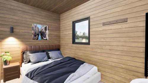 una camera da letto con un letto in una parete di legno di Staining Luxury Lodges a Poulton-le-Fylde