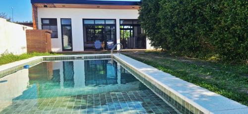 Πισίνα στο ή κοντά στο Casa de un ambiente con piscina y quincho