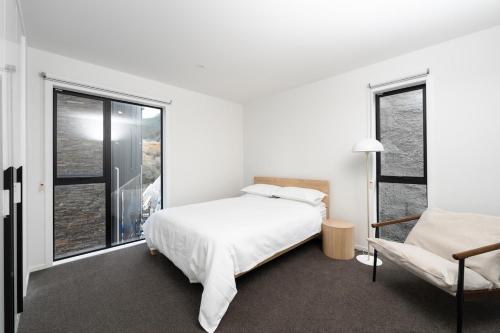 Ένα ή περισσότερα κρεβάτια σε δωμάτιο στο The Alpine Lakeview Luxe Retreat
