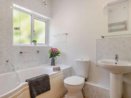Ένα μπάνιο στο 2 Bed in Ashbourne 85571