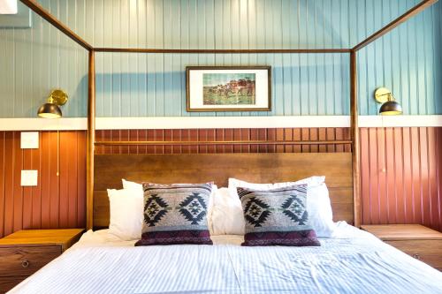Postel nebo postele na pokoji v ubytování Hideaway Inn Mt Sunapee