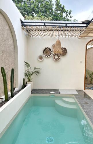 SeturanにあるNUMAR VILLAS - bohemian with Private Poolの家の裏庭にあるプール