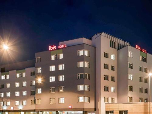 a building with a hotel sign on top of it at ibis Nürnberg City am Plärrer in Nürnberg